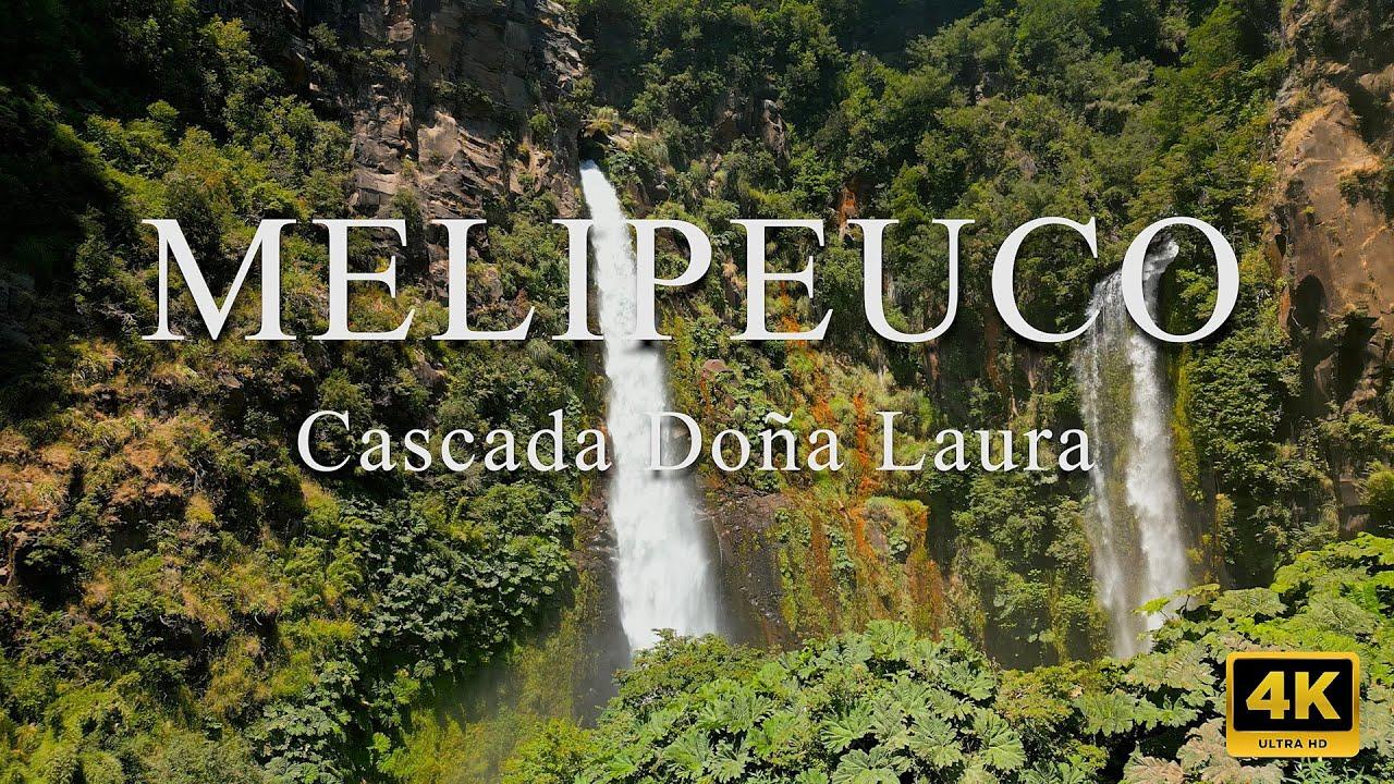 Cascada rodeada de vegetación en Doña Laura